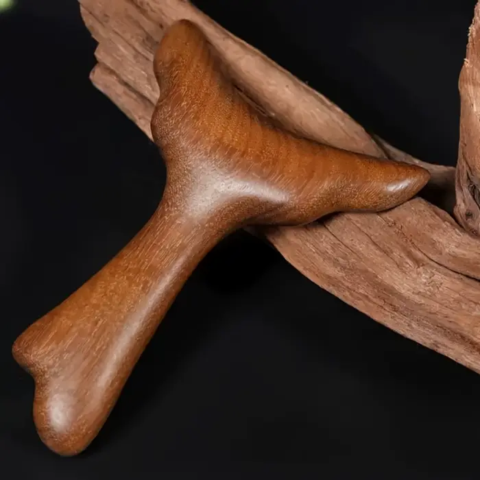1 outil Gua Sha en bois de santal doré en forme de queue de poisson